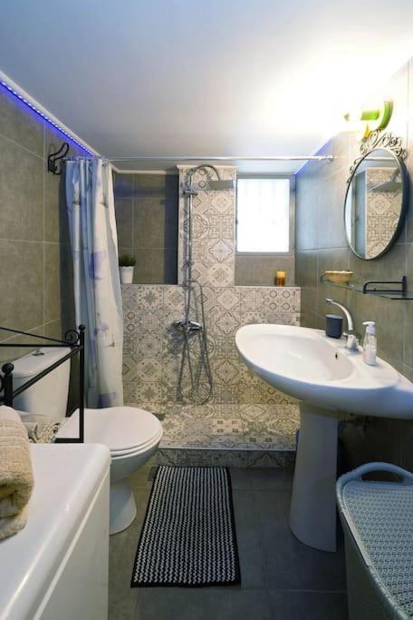 Cozy Athens Apartment / 2' From Metro Station Екстериор снимка